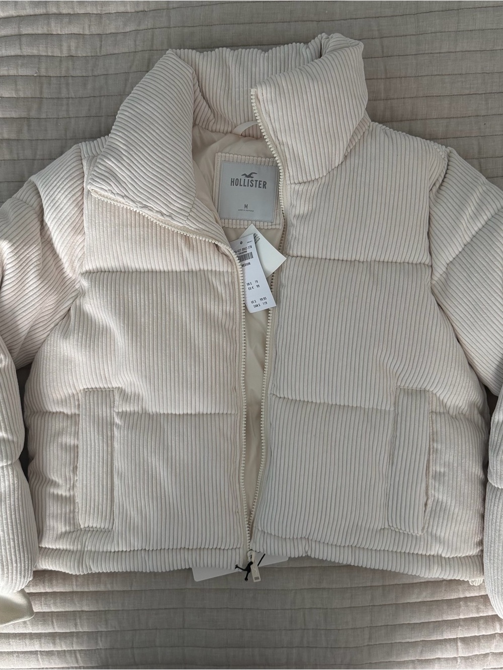 Hollister Women's Cream Corduroy Puffer Jacket